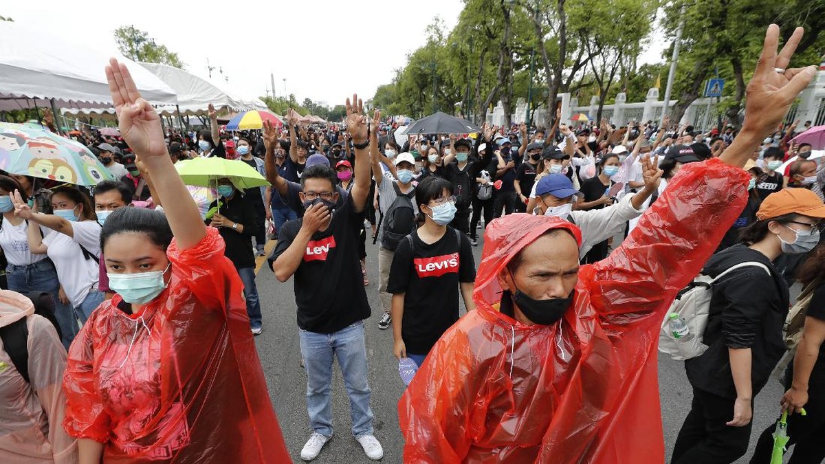 FOTO: Plakat 'Negara Milik Rakyat' Warnai Unjuk Rasa Thailand