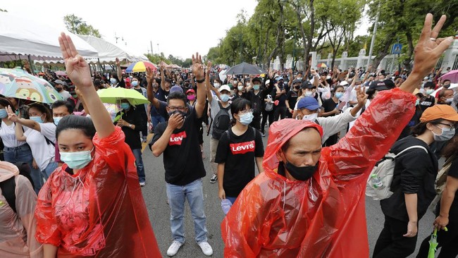 Pedemo pro-demokrasi Thailand bentrok dengan polisi ketika iring-iringan Raja Vajiralongkorn melintasi Monumen Demokrasi Bangkok, tempat massa menggelar demo.