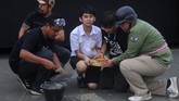 FOTO: Plakat 'Negara Milik Rakyat' Warnai Unjuk Rasa Thailand Unjuk rasa menuntut mundurnya PM Prayut Chan-O-Cha di Thailand diwarnai aksi penempelan plakat