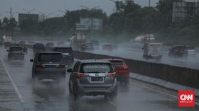 Rekomendasi Kecepatan Maksimal Nyetir Mobil Saat Hujan
