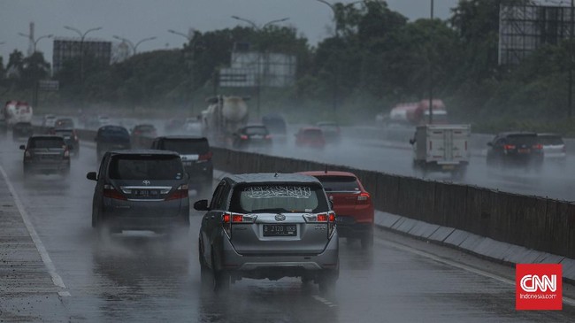 Selain AC, ada beberapa bagian mobil yang wajib diperiksa saat berkendara musim hujan.