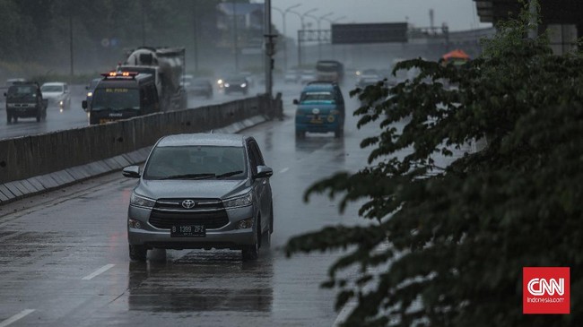 Mobil yang terjebak aquaplaning bisa mendadak hilang kendali dan berpotensi mengalami kecelakaan.