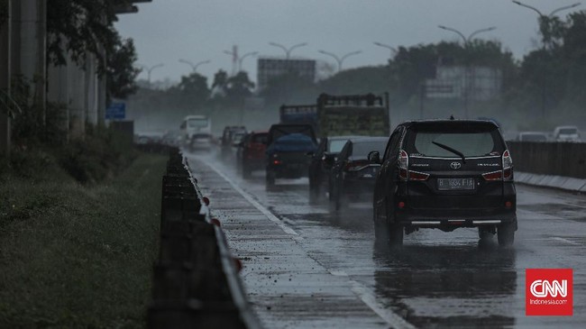 Toyota Avanza terjebak aquaplaning dan akhirnya tergelincir keluar dari jalur menarik perhatian sejumlah pihak. Aquaplaning perlu diantisipasi setiap pengemudi.