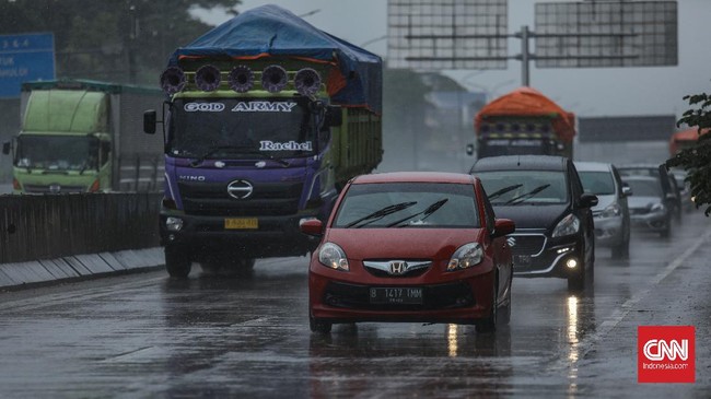 Berkendara saat hujan butuh persiapan diri, kendaraan, dan aturan main selama berkendara.
