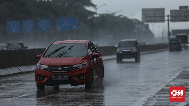Berikut ini 5 cara mengatasi mobil yang sering slip atau tergelincir saat hujan.