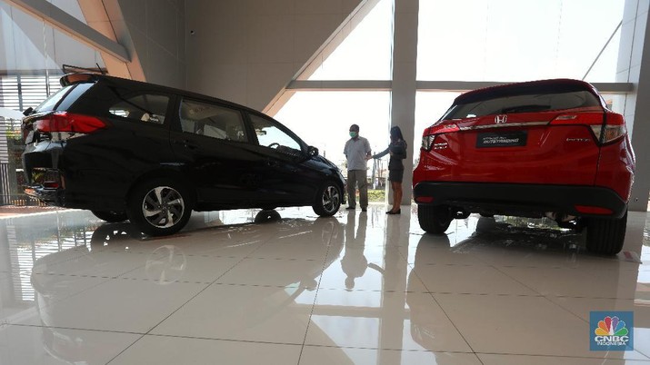 Ilustrasi Penjualan Mobil Baru Petugas melakukan pengecekan fisik kendaraan sebelum di kirimkan ke pelanggan di Dealer Honda Sawangan, Depok, Jawa Barat (17/9/2020). Kementerian Perindustrian mengusulkan relaksasi pajak pembelian mobil baru sebesar 0 persen atau pemangkasan pajak kendaraan bermotor (PKB). (CNBC Indonesia/ Andrean Kristianto)