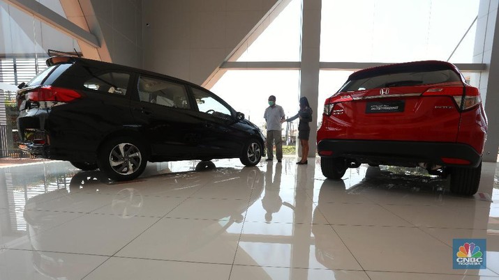 Petugas melakukan pengecekan fisik kendaraan sebelum di kirimkan ke pelanggan di Dealer Honda Sawangan, Depok, Jawa Barat (17/9/2020). Kementerian Perindustrian mengusulkan relaksasi pajak pembelian mobil baru sebesar 0 persen atau pemangkasan pajak kendaraan bermotor (PKB). (CNBC Indonesia/ Andrean Kristianto)