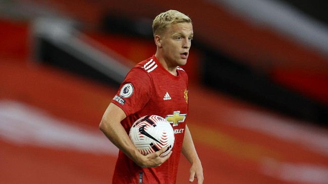 Mantan pemain timnas Inggris, Jermaine Jenas menilai Donny van de Beek bermain dengan rasa takut di Manchester United.