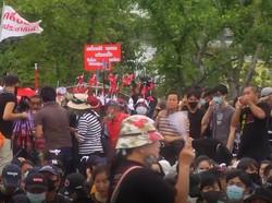Video Massa Pro-Demokrasi Tuntut PM Thailand Turun dari Kekuasaan