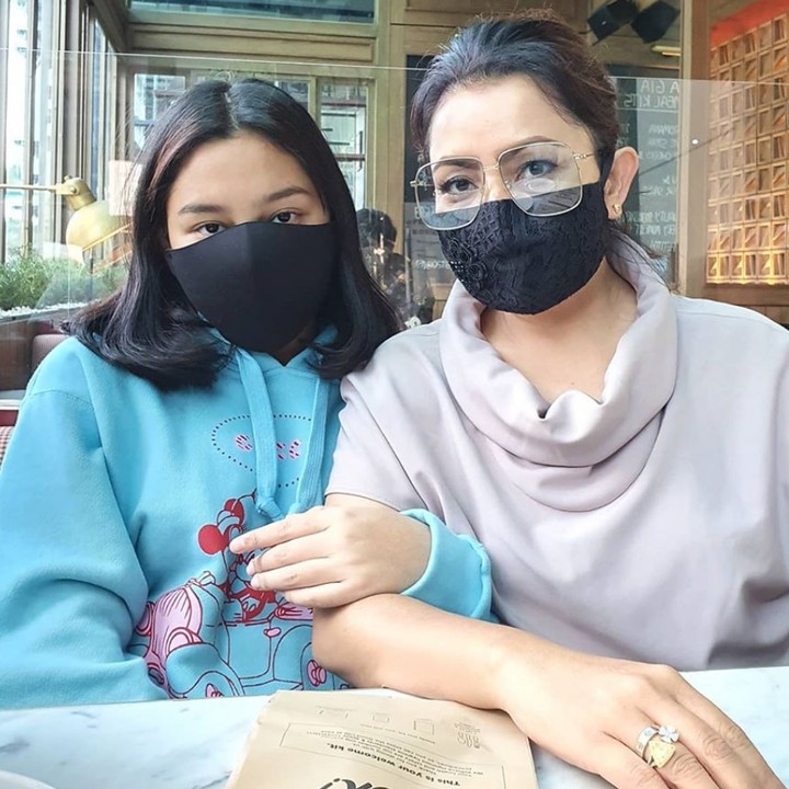 <p>Kalau ke luar rumah, Mayangsari dan Khirani tentu kompak pakai masker. (Foto: Instagram @mayangsaritrihatmodjoreal)</p>