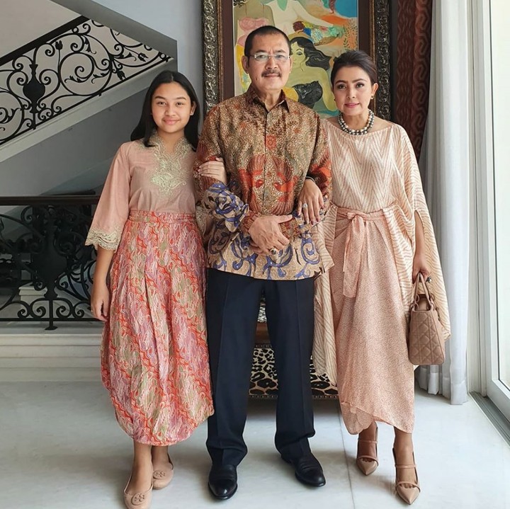 <p>Potret kompak Khirani Trihatmodjo dengan ibu dan ayahnya. (Foto: Instagram @mayangsaritrihatmodjoreal)</p>