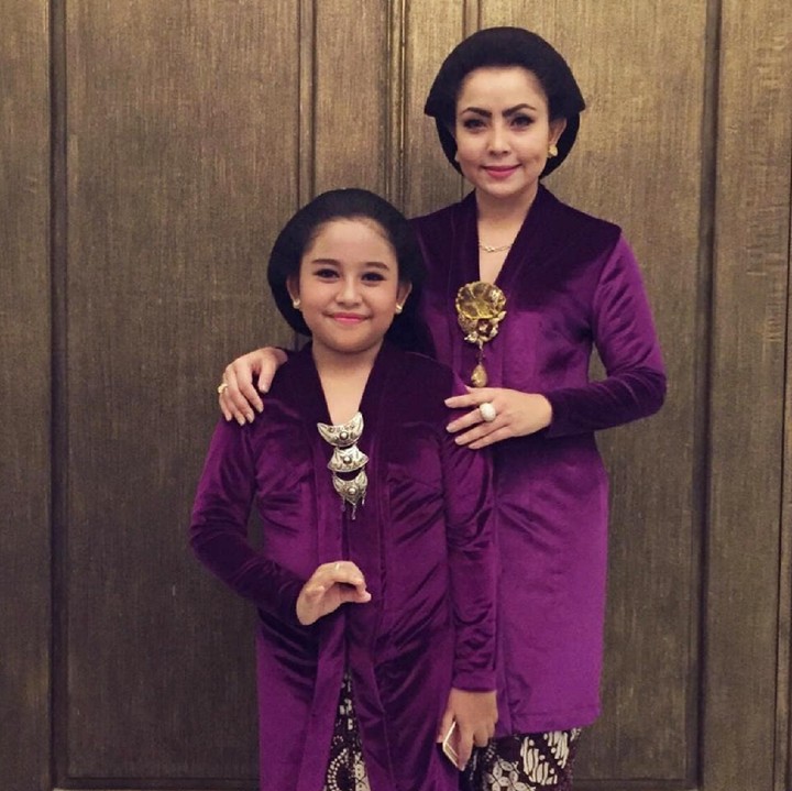 <p>Saat Hari Kartini, Mayangsari mengunggah foto jadul ketika Khirani masih kecil. Mereka berdua kompak pakai kebaya ungu. (Foto: Instagram @mayangsaritrihatmodjoreal)</p>