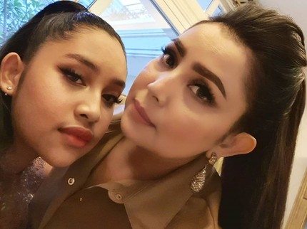 7 Foto Kedekatan Mayangsari dan Khirani Trihatmodjo, Sang Putri yang Beranjak Remaja