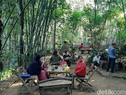 Nikmatnya Menghirup Wedang Sambil Ngemil Jemblem di Tomboan Ngawonggo