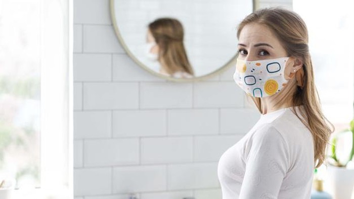 Pakai Masker Tapi Tetap Fashionable, Cek Tipsnya di Sini!