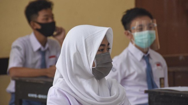 Larangan mengatur seragam berdasarkan agama yang diatur dalam SKB 3 menteri tak berlaku di madrasah atau pun sekolah swasta.