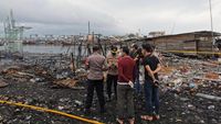  Kebakaran Gudang Kayu di Jakut, 100 Rumah-2 Truk Hangus 
