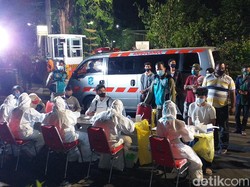 Risma Rapid Test Ratusan Warga Malam Mingguan, yang Reaktif Dikarantina