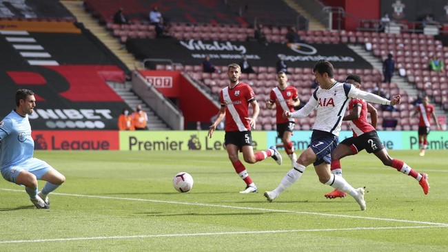 Son Heung Min mencetak quattrick membawa Tottenham Hotspur menang telak 5-2 atas Southampton di Liga Inggris, Minggu (20/9).