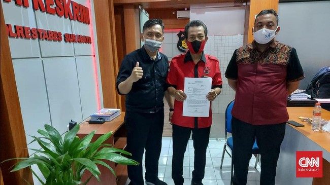 Stiker bergambar Calon Wali Kota Surabaya Eri Cahyadi dan Wishnu Sakti Buana dinilai memecah belah PDIP. Temuan stiker itu dilaporkan PDIP Surabaya ke polisi. 