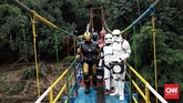 FOTO: Superhero Mengais Rezeki Saat Pandemi Covid Mengenakan kostum superhero, sejumlah orang berkeliling kampung untuk menghibur anak-anak dan berharap mendapatkan imbalan dari warga di tengah pandemi.