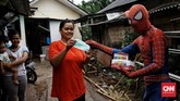 FOTO: Superhero Mengais Rezeki Saat Pandemi Covid Mengenakan kostum superhero, sejumlah orang berkeliling kampung untuk menghibur anak-anak dan berharap mendapatkan imbalan dari warga di tengah pandemi.