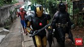 FOTO: Superhero Mengais Rezeki Saat Pandemi Covid Mengenakan kostum superhero, sejumlah orang berkeliling kampung untuk menghibur anak-anak dan berharap mendapatkan imbalan dari warga di tengah pandemi.