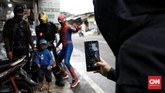 FOTO: Superhero Mengais Rezeki Saat Pandemi Covid Mengenakan kostum superhero, sejumlah orang berkeliling kampung untuk menghibur anak-anak dan berharap mendapatkan imbalan dari warga di tengah pandemi.