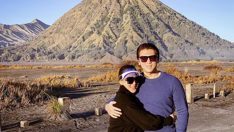 Keduanya tampak sangat bahagia menikmati waktu berdua mereka ya. (Foto: Instagram @princessyahrini)
