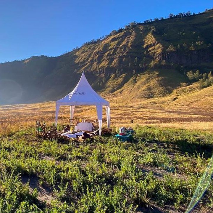<p>Mereka bahkan mendirikan tenda untuk bisa menikmati pemandangan Bromo yang sangat mempesona. (Foto: Instagram @reinobarack)</p>