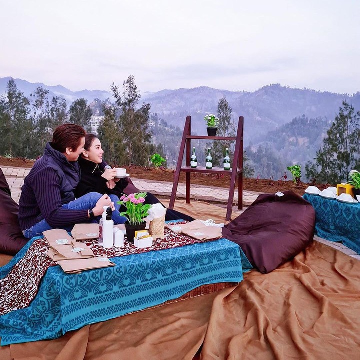 <p>Di tengah pandemi COVID-19, Syahrini dan Reino Barack memutuskan untuk berlibur ke Bromo. (Foto: Instagram @princessyahrini)</p>