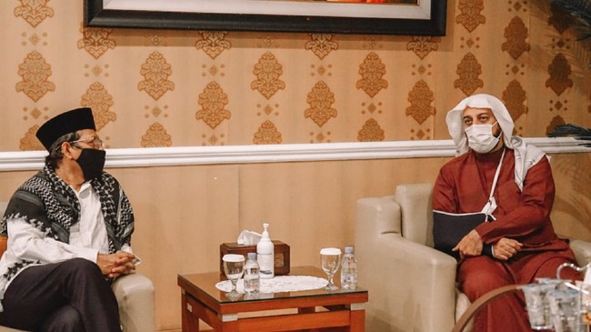 Mahfud mengatakan pengadilan akan memutuskan soal kondisi kejiwaan tersangka penusuk Syekh Ali Jaber. Aparat hukum akan serius mengusut kasus penikaman. 