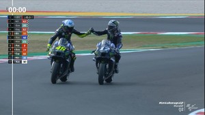 VIDEO: Rossi Beri Selamat ke Vinales di MotoGP Emilia Romagna