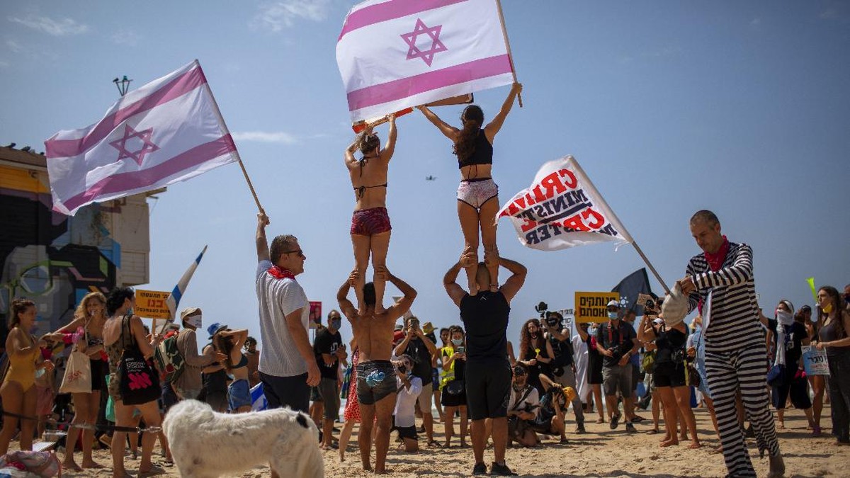 FOTO: Tolak Lockdown Jilid Dua, Warga Israel Demo di Pantai
