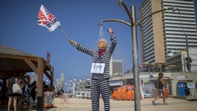 FOTO: Tolak Lockdown Jilid Dua, Warga Israel Demo di Pantai