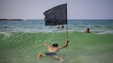 FOTO: Tolak Lockdown Jilid Dua, Warga Israel Demo di Pantai Penetapan lockdown untuk yang kedua kalinya di Israel ini dinilai tidak masuk akal dan dapat menimbulkan tekanan bagi masyarakat.