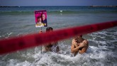 FOTO: Tolak Lockdown Jilid Dua, Warga Israel Demo di Pantai Penetapan lockdown untuk yang kedua kalinya di Israel ini dinilai tidak masuk akal dan dapat menimbulkan tekanan bagi masyarakat.