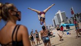 FOTO: Tolak Lockdown Jilid Dua, Warga Israel Demo di Pantai Penetapan lockdown untuk yang kedua kalinya di Israel ini dinilai tidak masuk akal dan dapat menimbulkan tekanan bagi masyarakat.