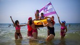 FOTO: Tolak Lockdown Jilid Dua, Warga Israel Demo di Pantai Penetapan lockdown untuk yang kedua kalinya di Israel ini dinilai tidak masuk akal dan dapat menimbulkan tekanan bagi masyarakat.