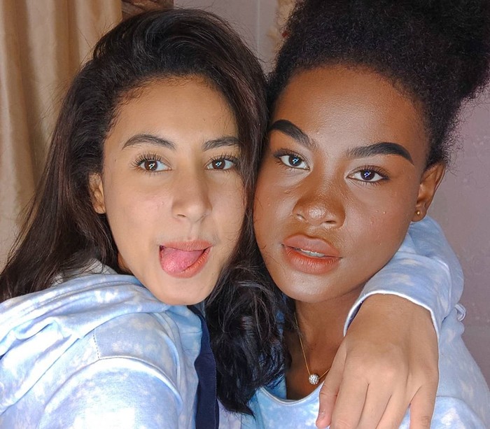 Nama Afifah dan Sylla mencuri perhatian karena kakak beradik yang memiliki warna kulit yang berbeda. Namun perbedaan itu justru membuat keduanya semakin dekat. Bahkan mereka memiliki channel Youtube yang memberikan tips seputar kecantikan. (Sumber foto: www.instagram.com/anakbusuzan/)