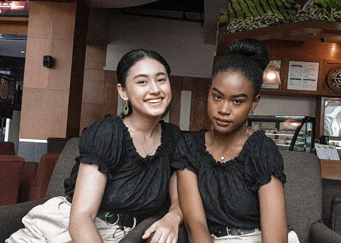 Afifah Riyad Seah merupakan kakak kandung dari Caldi Sylla. Keduanya hanya terpaut usia tiga tahun. Afifah 19 tahun, sedangkan Sylla 16 tahun. Tak heran, bila mereka sangat dekat dan akrab. Keduanya memiliki perbedaan yang sangat mencolok, dari wajah, rambut, sampai yang paling kontras warna kulit. (Sumber foto: www.instagram.com/anakbusuzan/).