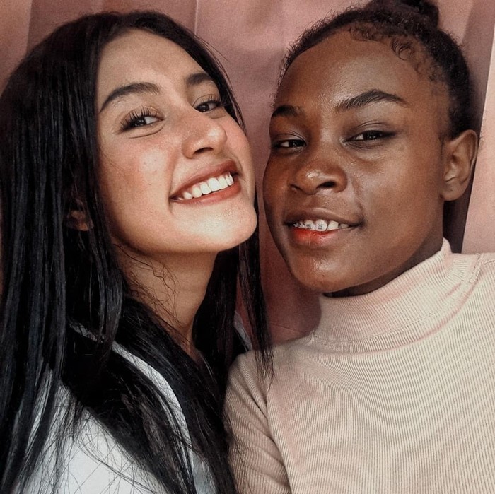 Afifah Riyad Seah merupakan kakak kandung dari Caldi Sylla. Keduanya hanya terpaut usia tiga tahun. Afifah 19 tahun, sedangkan Sylla 16 tahun. Tak heran, bila mereka sangat dekat dan akrab. Keduanya memiliki perbedaan yang sangat mencolok, dari wajah, rambut, sampai yang paling kontras warna kulit. (Sumber foto: www.instagram.com/anakbusuzan/).