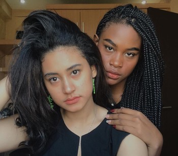 Afifah dan Sylla Selebgram Kakak Adik Berbeda Warna  Kulit  