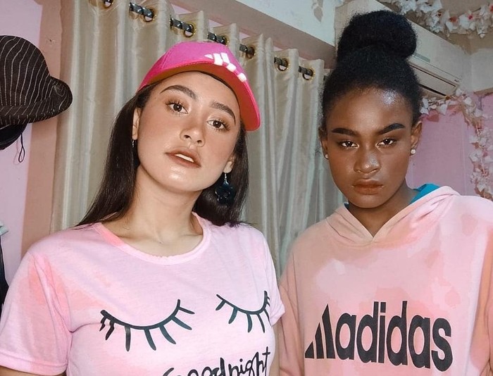 Afifah dan Sylla juga membuat sebuah video makeup mereka yang bertukar pouch makeup ke kanal YouTube keduanya. Dari situ, keduanya viral dan semakin dikenal warganet lebih luas. (Sumber foto: www.instagram.com/anakbusuzan/).