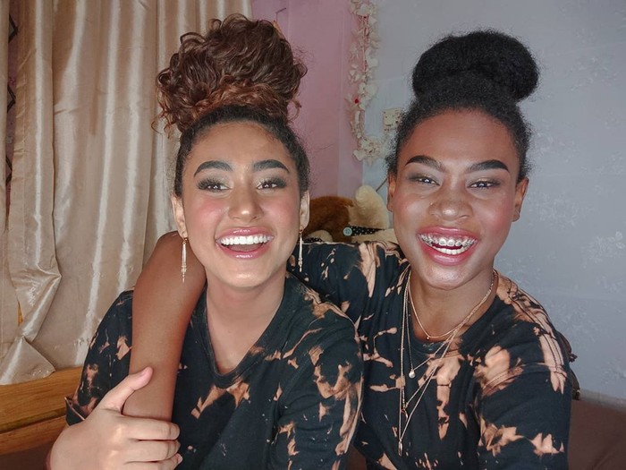 Afifah memakai foundation berwarna gelap miliki sang adik. Sedangkan Sylla menggunakan alas beda berwarna terang yang biasanya digunakan Afifah. Mereka juga bertukar bedak, concealer, blush on, eyeshadow, highlighter, serta lipstik. (Sumber foto: www.instagram.com/anakbusuzan/).