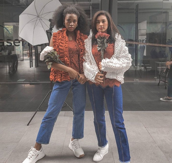 Sejak video mereka viral, Afifah dan Sylla menjadi idola. Saking akrab dan kompaknya, warganet menyebut keduanya sebagai sibling goals. Jadi, tak perlu minder dengan warna kulit yang saat ini kamu miliki ya! (Sumber foto: www.instagram.com/anakbusuzan/).