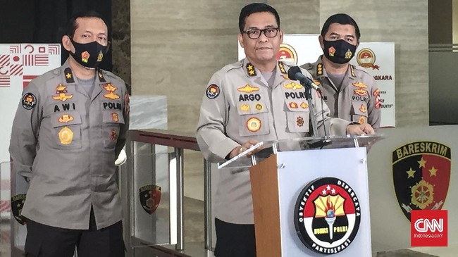 Kadiv Humas Polri Irjen Argo Yuwono mengatakan masih ada 1 orang tersangka yang masih diburu kepolisian.