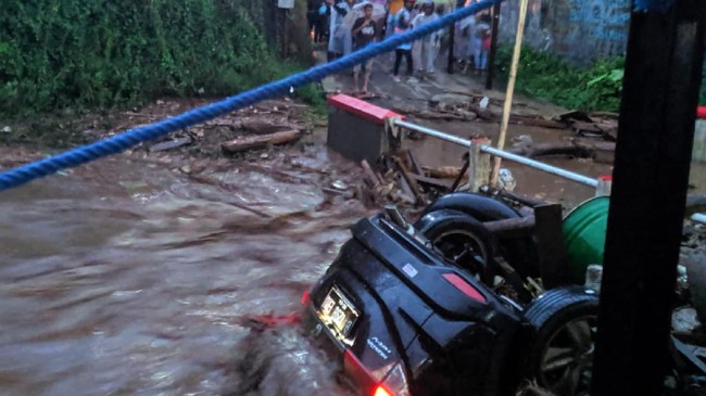 Forum SAR Sukabumi menyebut tiga kecamatan yang dilanda banjir bandang itu adalah Cibadak, Cidahu dan Cicurug. 