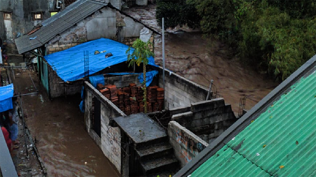 BPBD Sukabumi menyatakan selain merendam 85 rumah, banjir di Sukabumi juga sudah menghanyutkan 2 orang. Hingga kini 2 orang itu masih dicari. 