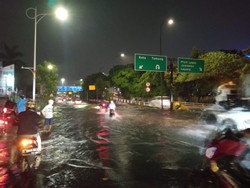 Jalan Letjen S Parman Jakbar Banjir, Lalu Lintas Tersendat